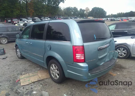 2010 Chrysler Town & Country Touring z USA, uszkodzony, nr VIN 2A4RR5D14AR228906